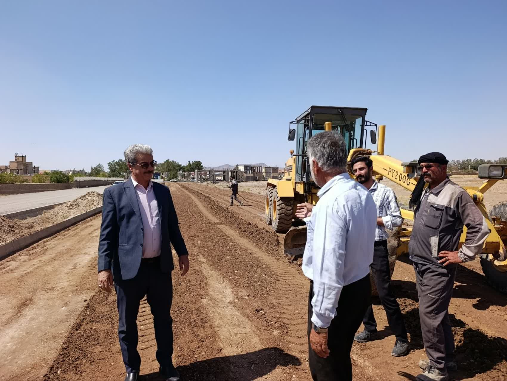 ادامه عملیات زیرسازی بلوار انقلاب تا میدان بسیج در اسلامیه