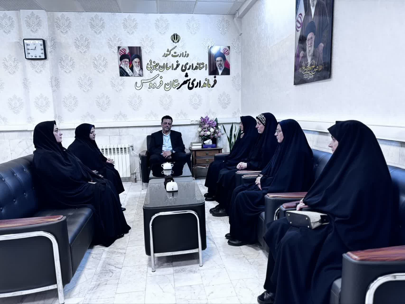 تقدیر فرماندار فردوس از نقش آفرینی بانوان در حوزه فرهنگ 