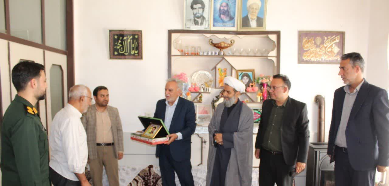 دیدار جمعی از مسئولین با خانواده معظم شهیدان