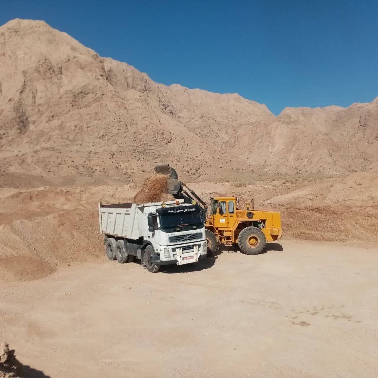 زیرسازی و حمل مصالح در محور روستایی کرند به زین‌آباد