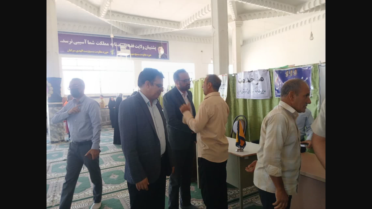 حضور فرماندار و معاون سیاسی در نماز جمعه و برپایی میز خدمت ادارات