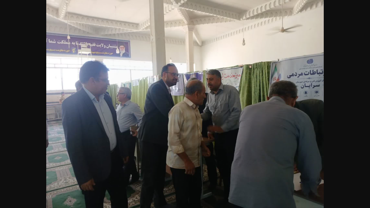 حضور فرماندار و معاون سیاسی در نماز جمعه و برپایی میز خدمت ادارات