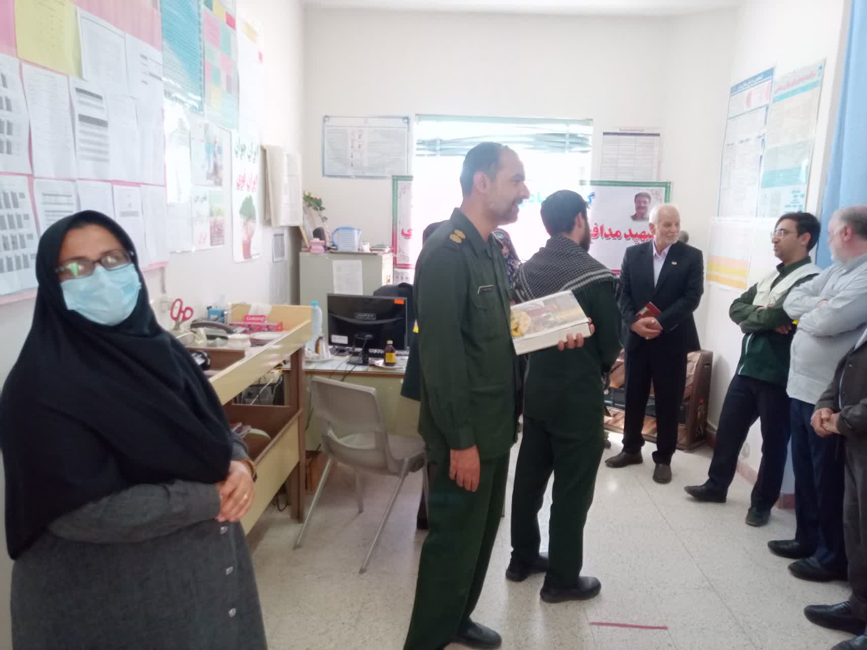 بازدید مسئولین از گروه جهادی پزشکی در روستای انارستانک