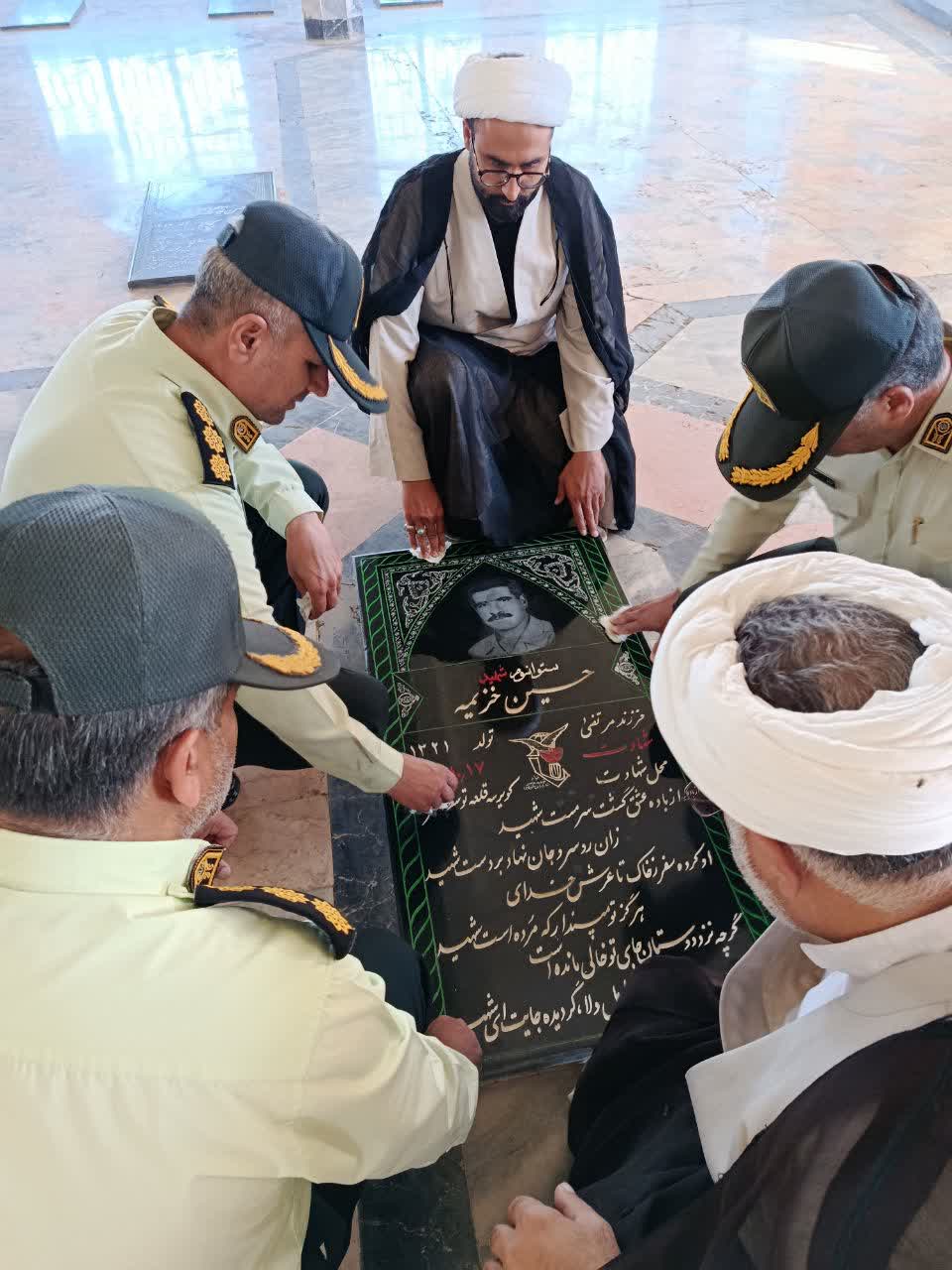 غبارروبی مزار شهدای انتظامی فردوس در نخستین روز کاری فرمانده جدید