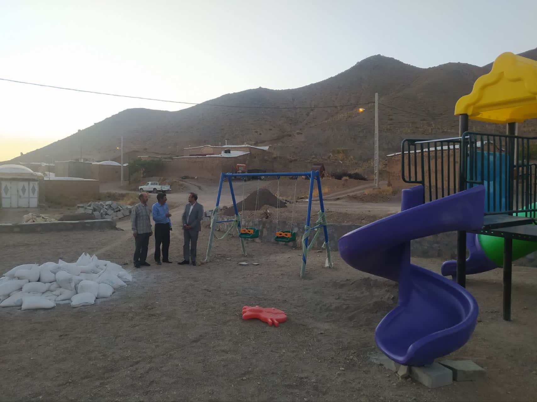 بازدید میدانی فرماندار و مسئولان سرایان از روستای دره پر و بررسی مشکلات
