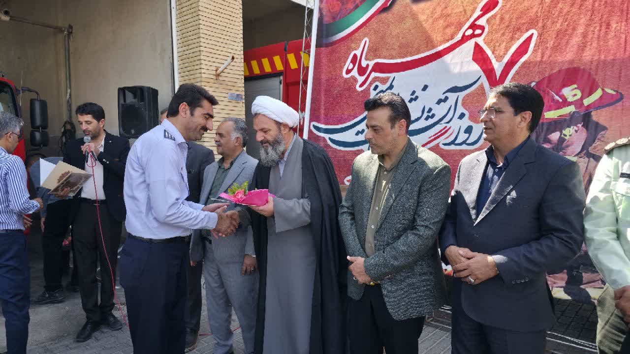 تجلیل فرماندار فردوس از آتش‌نشانان در روز آتش‌نشانی