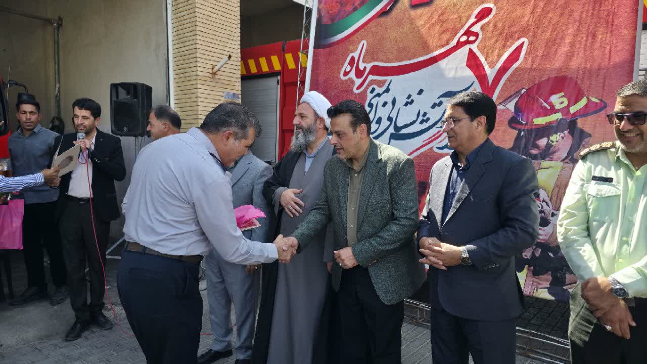 تجلیل فرماندار فردوس از آتش‌نشانان در روز آتش‌نشانی