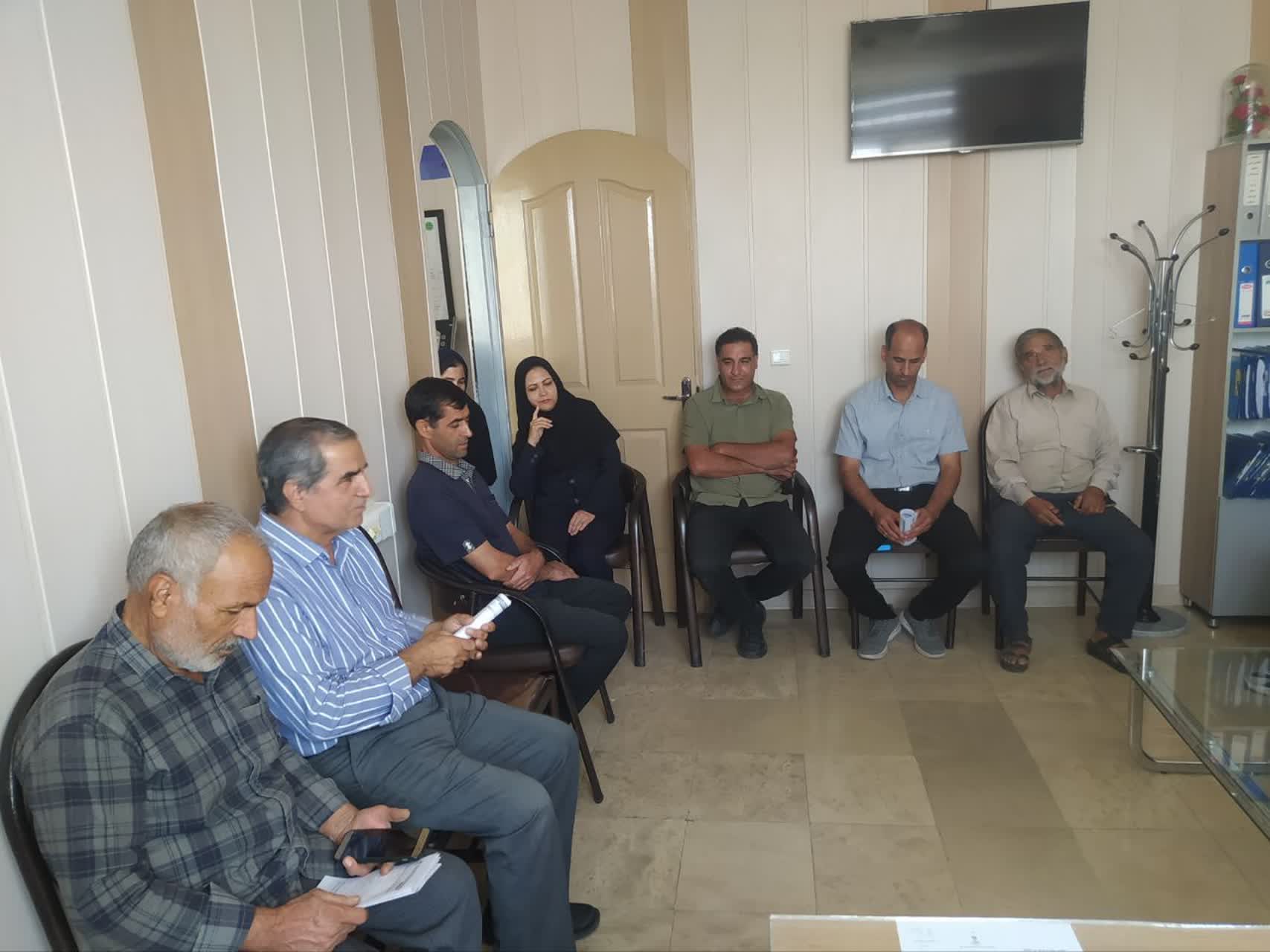 حضور فرماندار سرایان در اداره مالیاتی و پیگیری مستقیم مشکلات مودیان