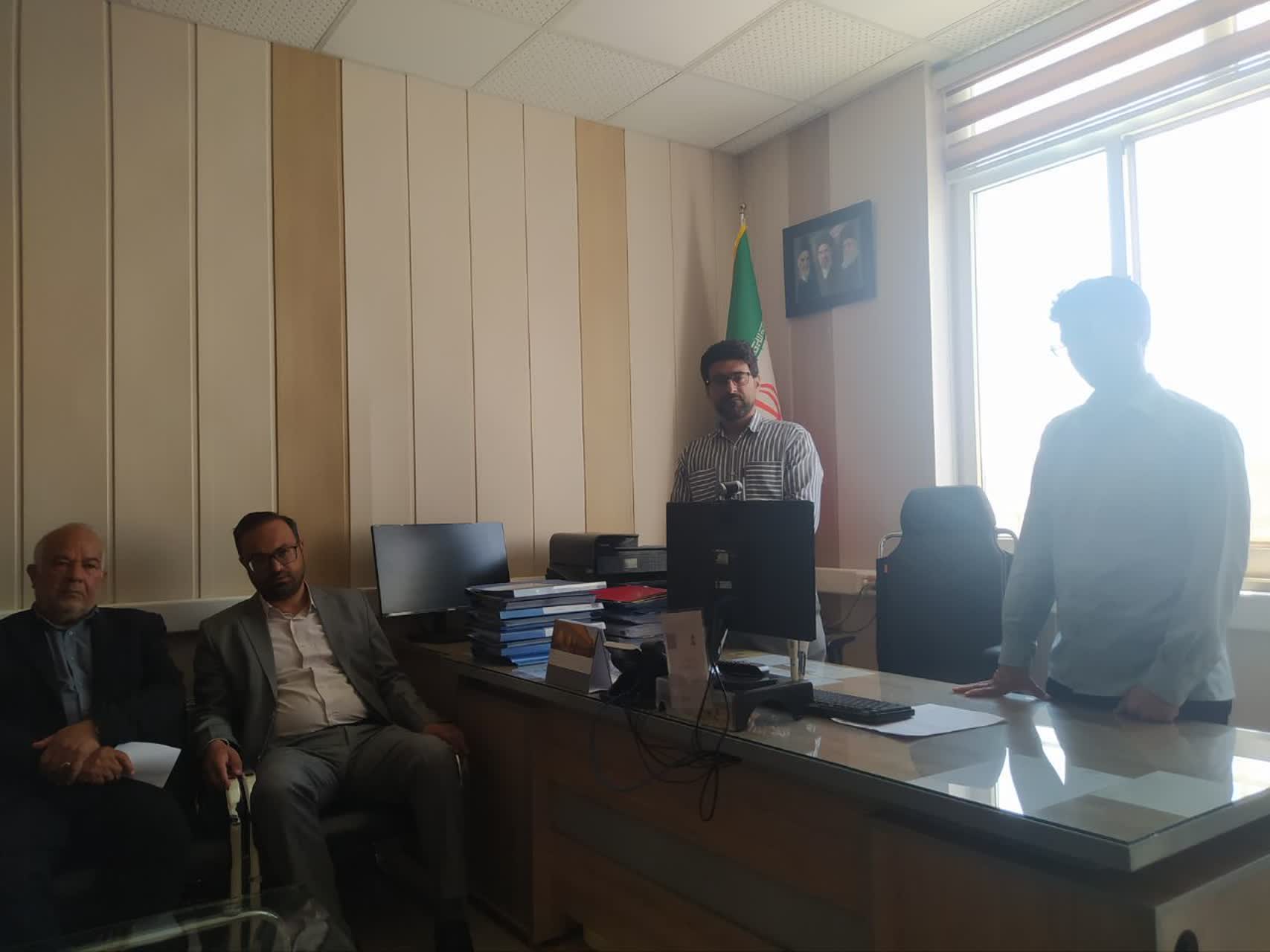 بازدید سرزده فرماندار سرایان از اداره امور مالیاتی