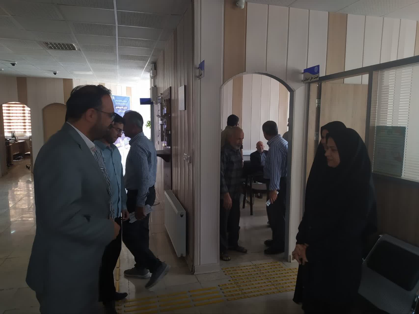 بازدید سرزده فرماندار سرایان از اداره امور مالیاتی