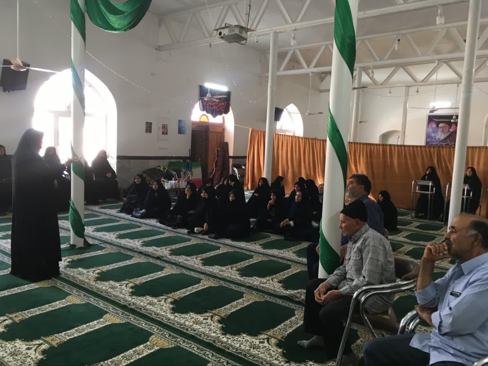 آموزش روش‌های نوین مبارزه با آفات انار به بانوان باغستان علیا