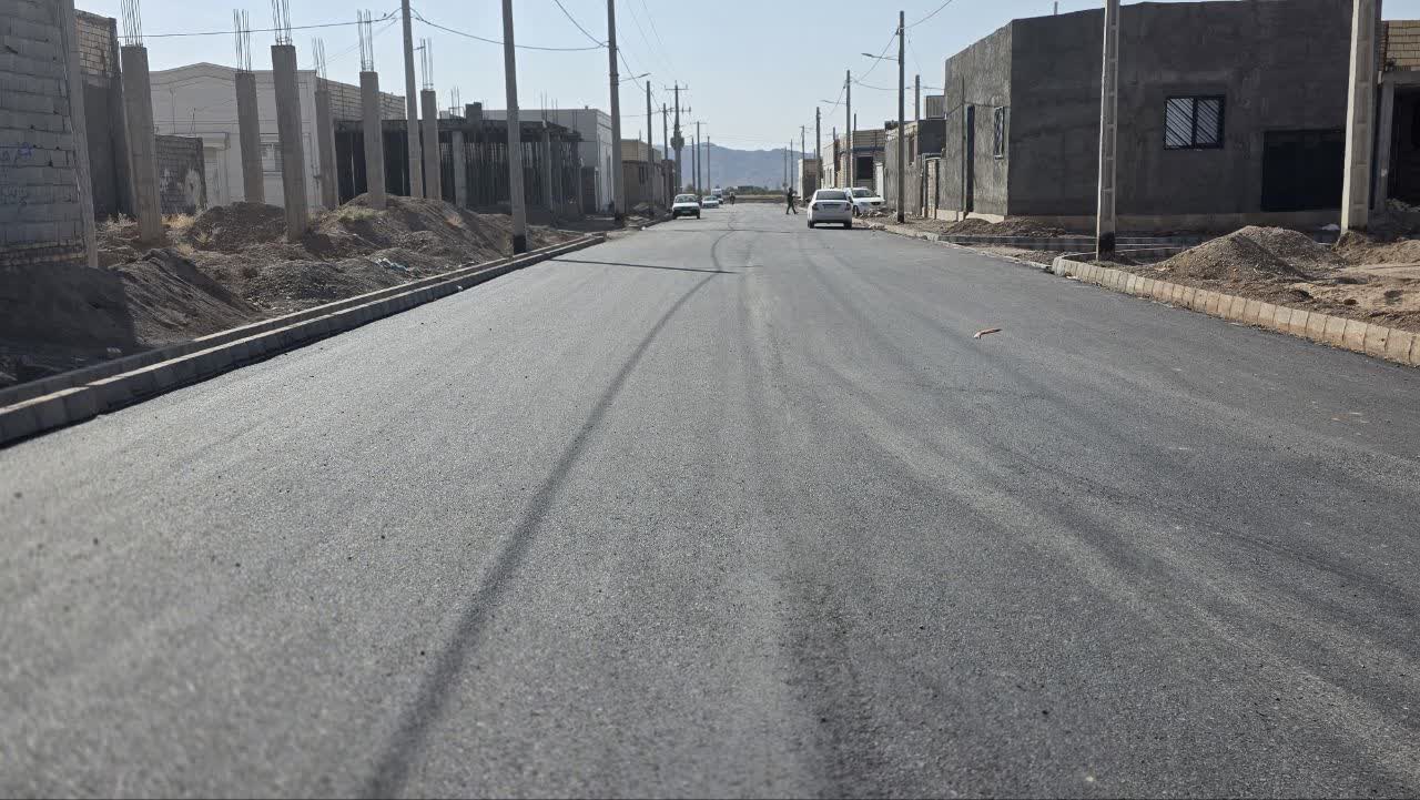 بازدید فرماندار فردوس از عملیات آسفالت معابر فاز ۱ نهضت ملی مسکن