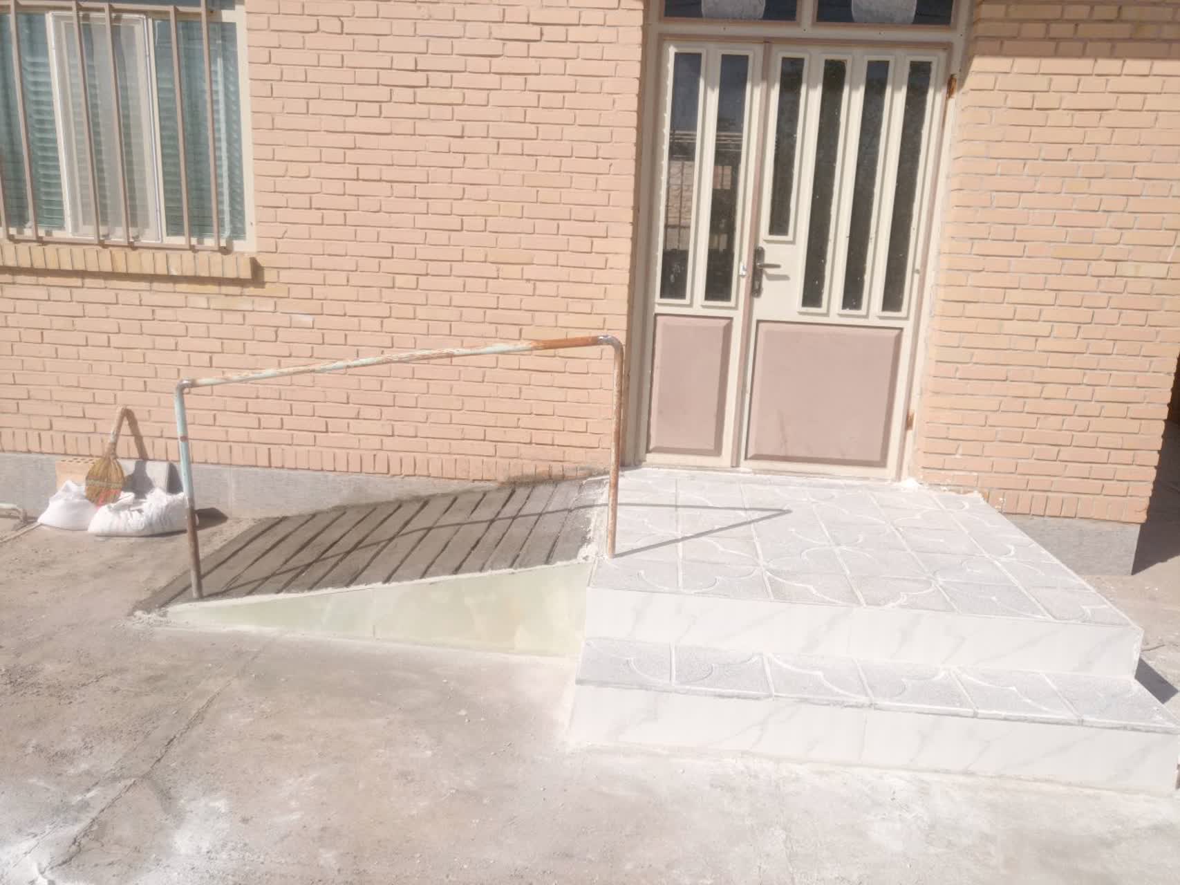 ساخت رمپ عبور ویلچر برای معلولان و سالمندان روستا توسط گروه جهادی در فردوس