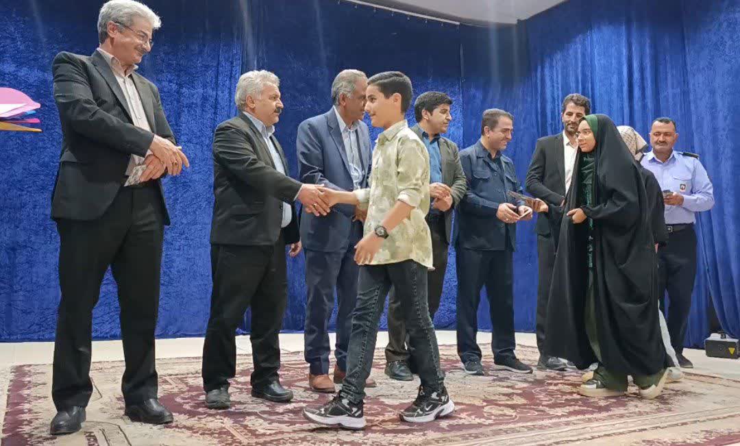 تجلیل از دانش‌آموزان و دانشجویان خانواده کارکنان شهرداری اسلامیه