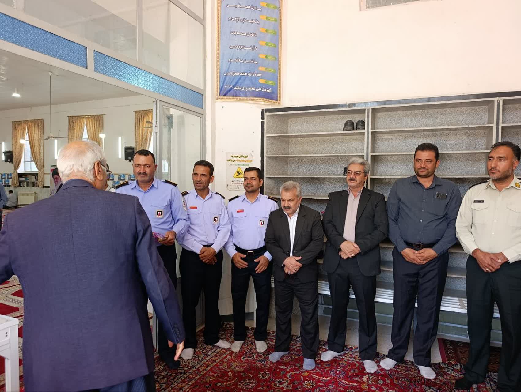 تقدیر از آتش‌نشانان و نیروی انتظامی در نماز جمعه اسلامیه