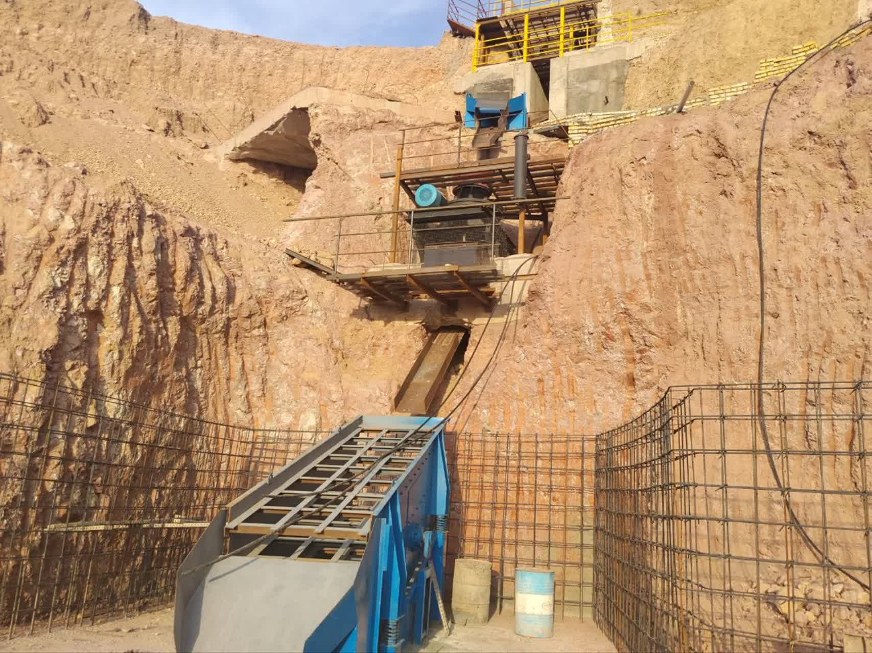 بازدید فرماندار سرایان از ظرفیت‌های معدنی و تأکید بر رفع موانع تولید