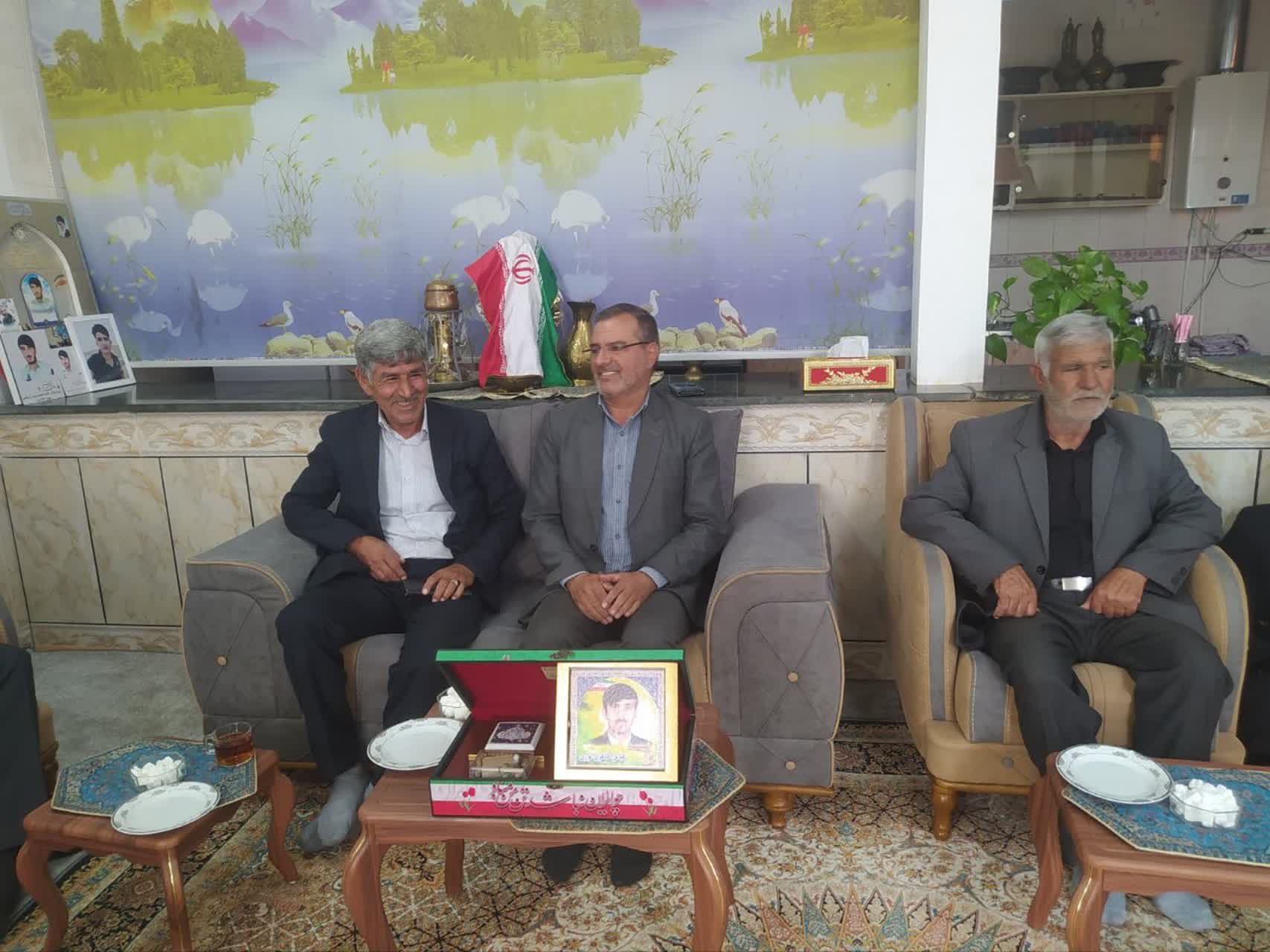 دیدار فرماندار و مسئولان شهرستان با خانواده شهید...