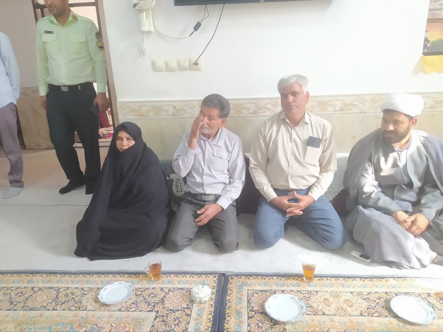 دیدار فرماندار و مسئولان شهرستان با خانواده شهید...