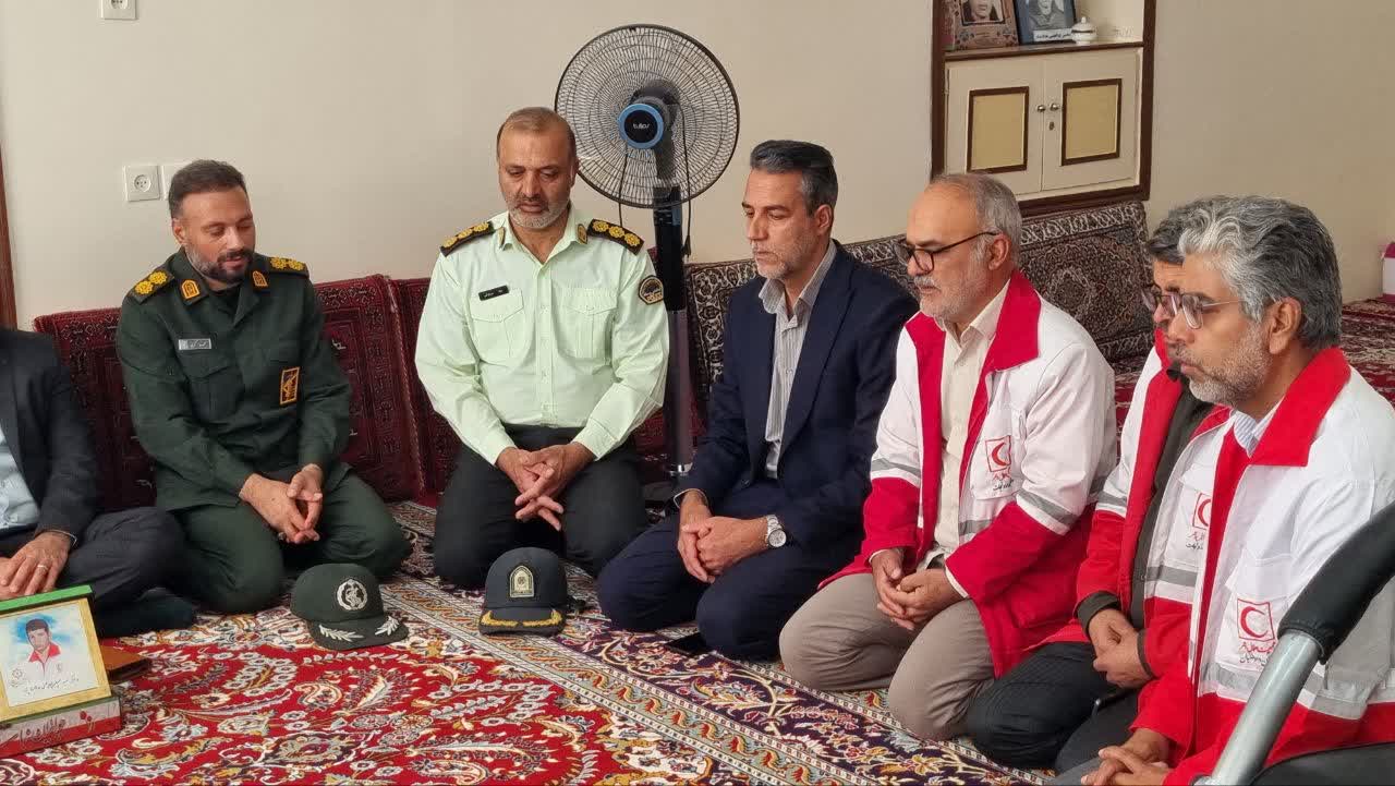 دیدار امام جمعه و فرماندار بشرویه با خانواده شهید ابوالحسنی