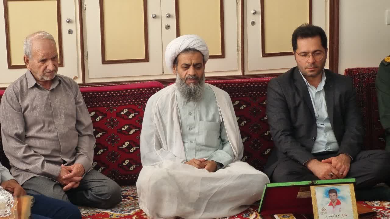 دیدار امام جمعه و فرماندار بشرویه با خانواده شهید ابوالحسنی