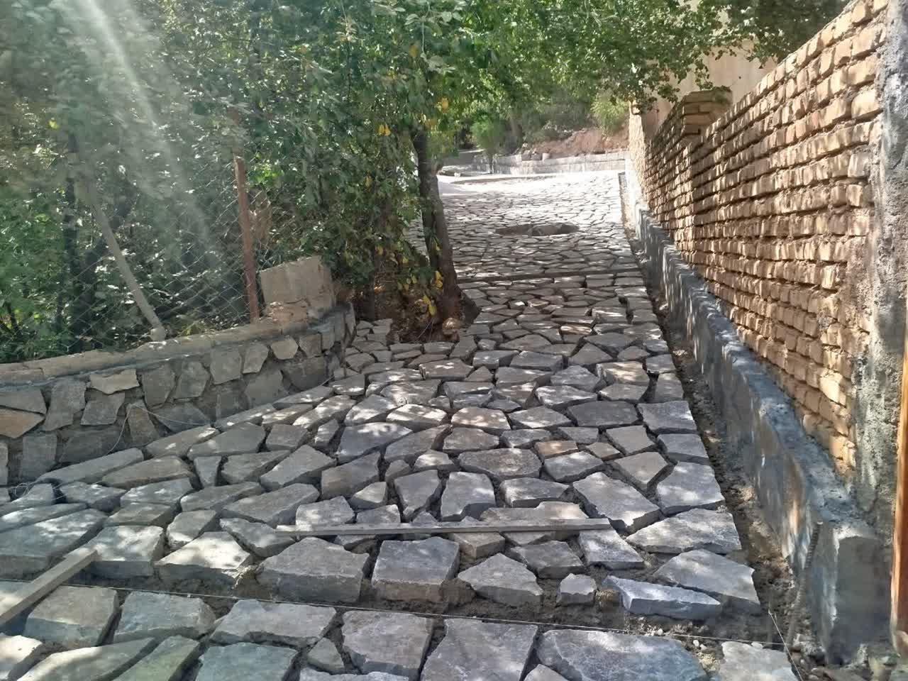 تسریع پروژه سنگ‌فرش روستای خداآفرید با بازدید بخشدار ارسک
