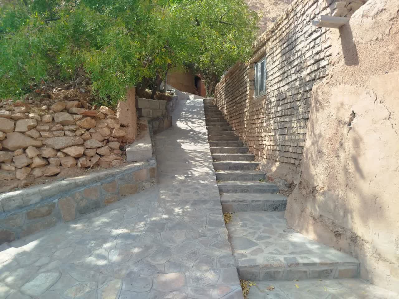 تسریع پروژه سنگ‌فرش روستای خداآفرید با بازدید بخشدار ارسک