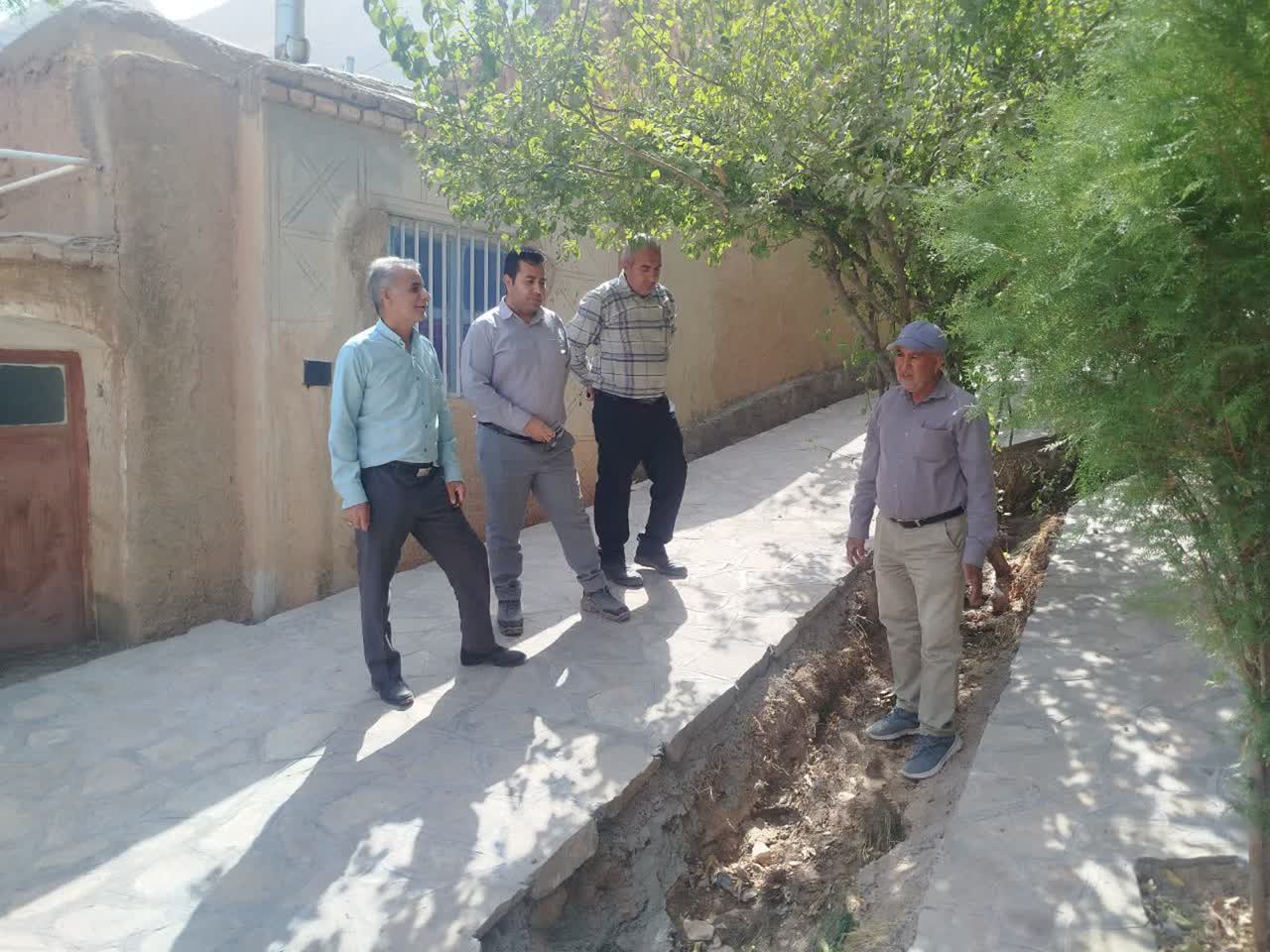 تسریع پروژه سنگ‌فرش روستای خداآفرید با بازدید بخشدار ارسک
