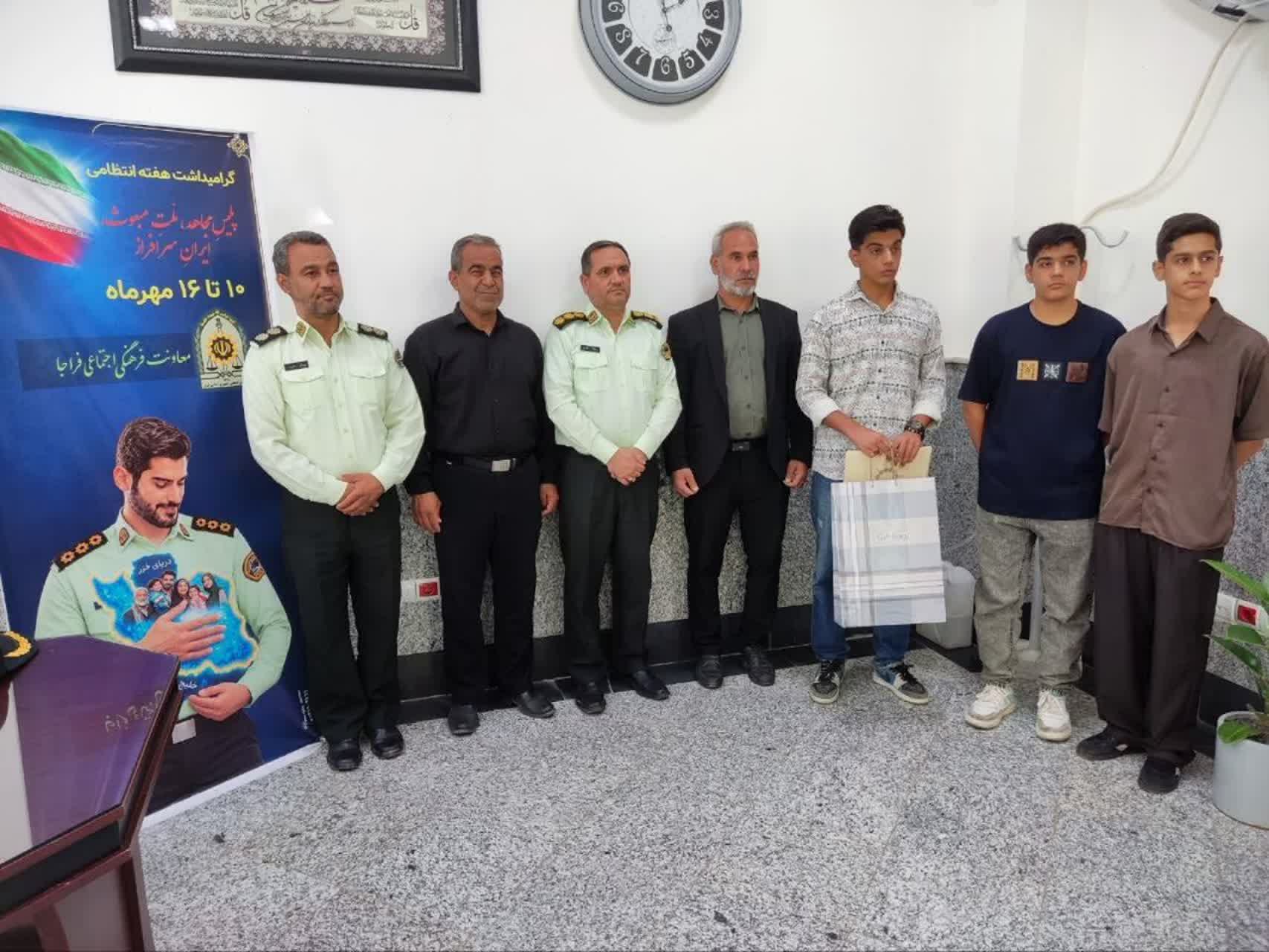 دیدار رتبه برتر کنکور تجربی با فرمانده انتظامی سرایان