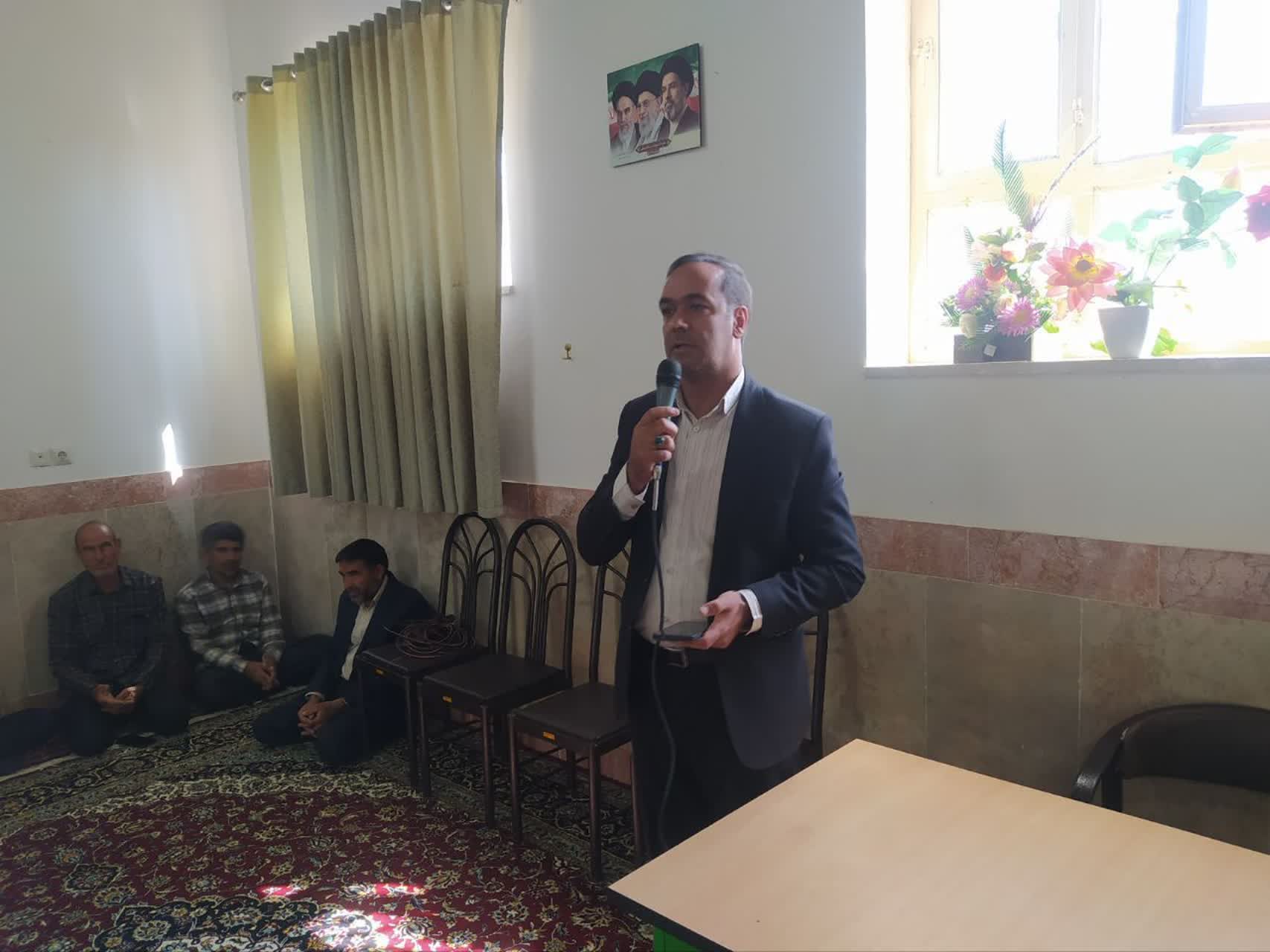 اقامه نماز جماعت مسئولین و دهیاران شهرستان سرایان در مراسم روز ملی روستا