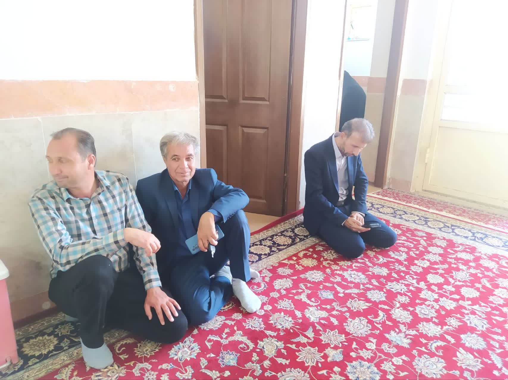 اقامه نماز جماعت مسئولین و دهیاران شهرستان سرایان در مراسم روز ملی روستا