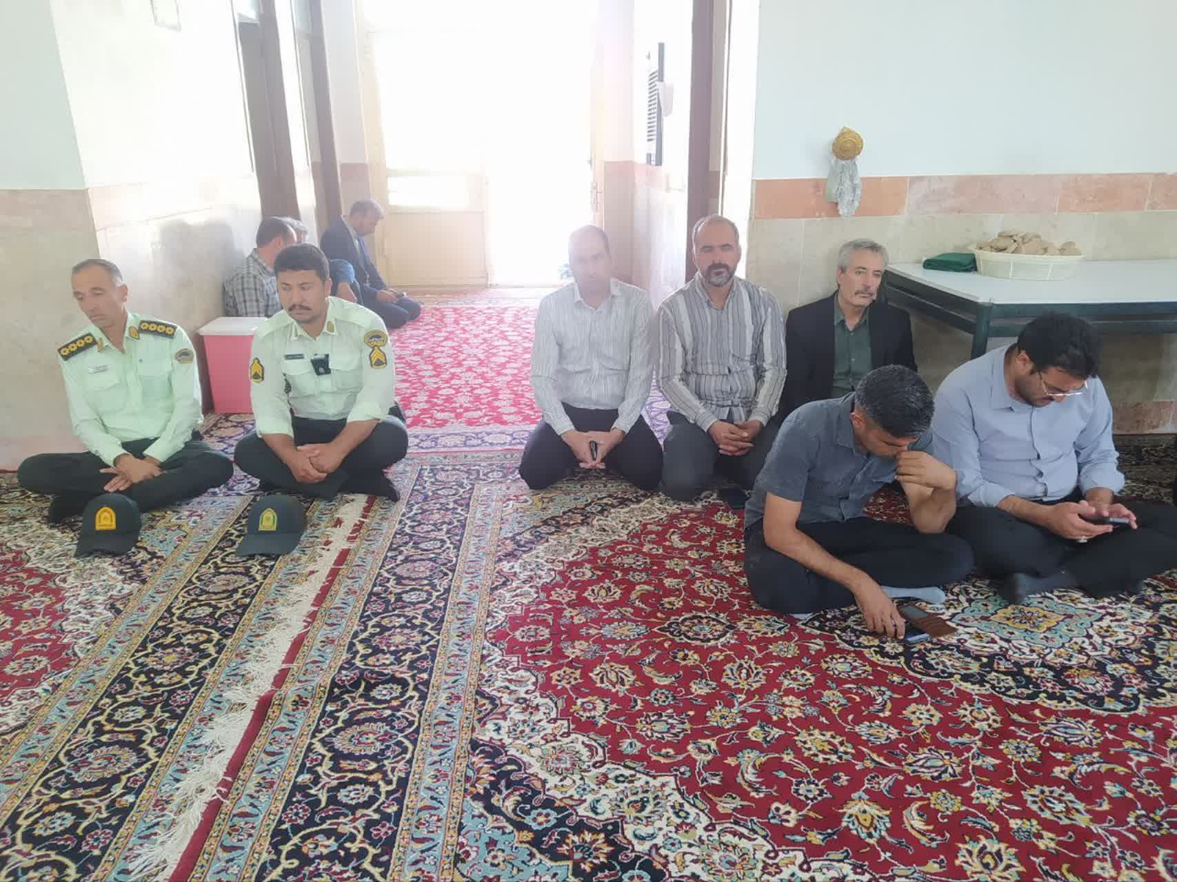 اقامه نماز جماعت مسئولین و دهیاران شهرستان سرایان در مراسم روز ملی روستا